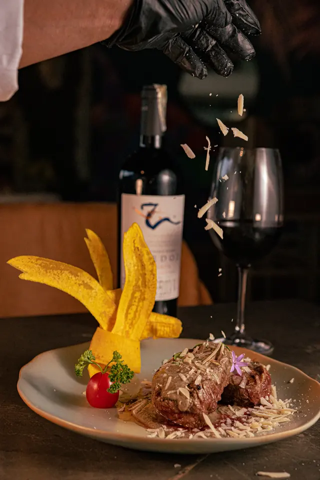 Plato de carne con vino en Do Sul Restaurante