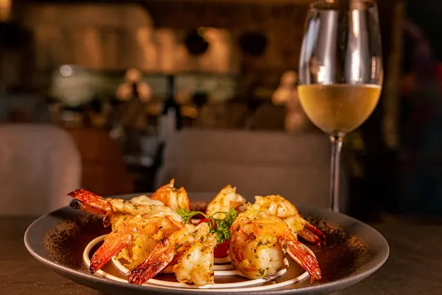 Langostinos acompañados con una copa de vino en Do Sul