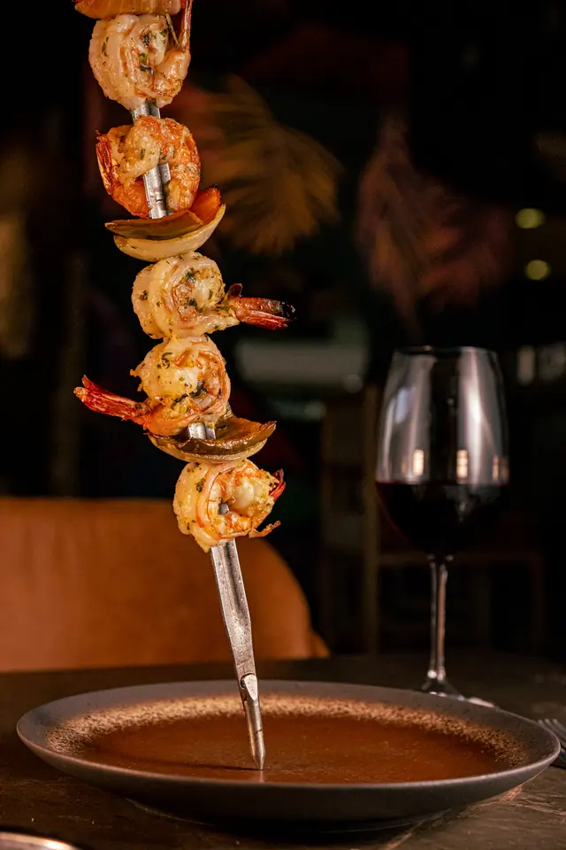 Espada de langostinos en la experiencia de rodizio Do Sul